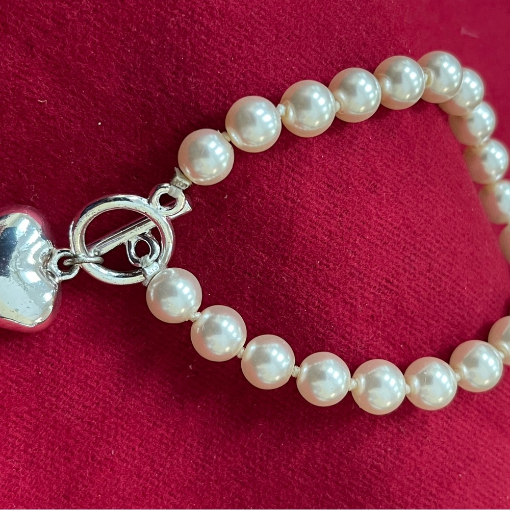 Elegant Pearl Bracelet with Silver Heart Clasp